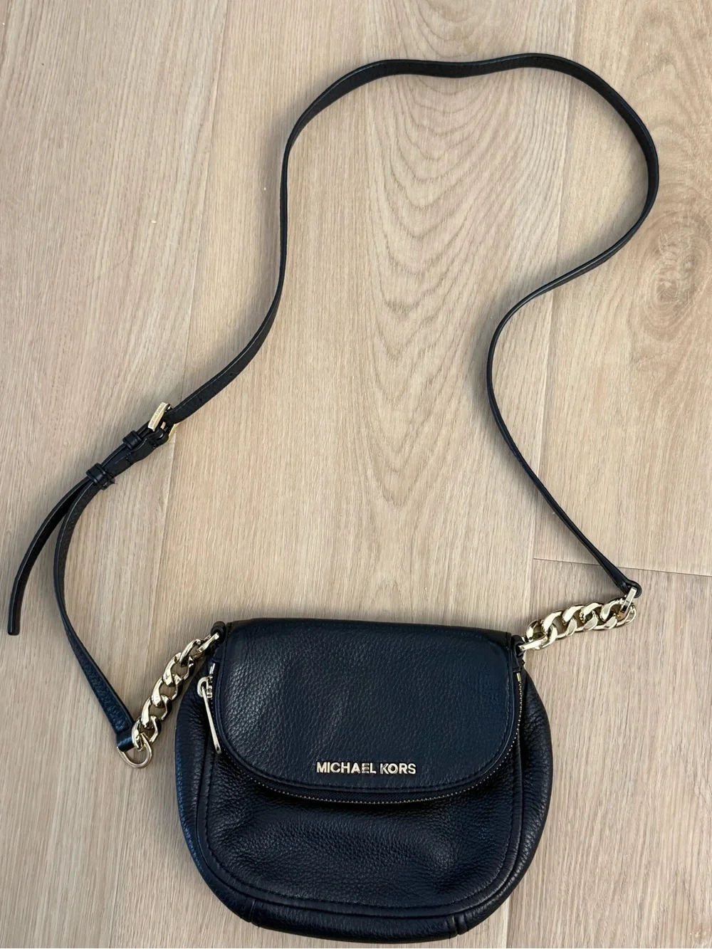Michael Kors Black Leather Saddle Bag Crossbody Purse Gold Chain Accent Flap